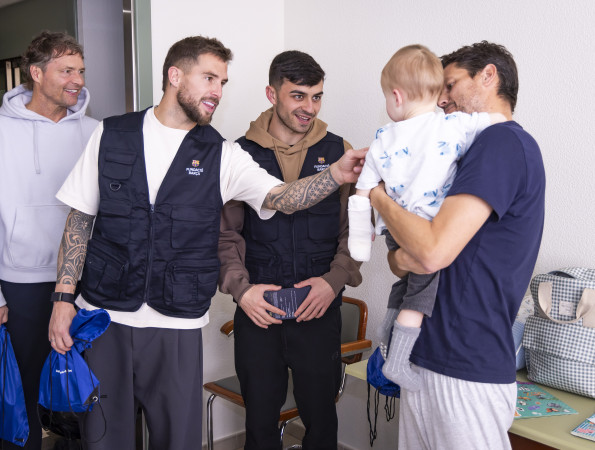 Iñigo Martínez i Pedri visiten un pacient de pediatria de l'Hospital de Barcelona