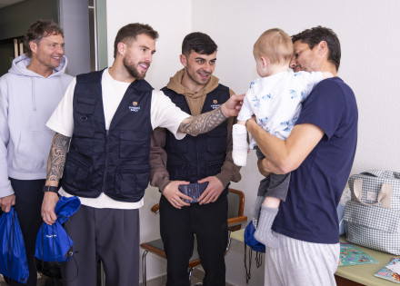 Iñigo Martínez i Pedri visiten un pacient de pediatria de l'Hospital de Barcelona